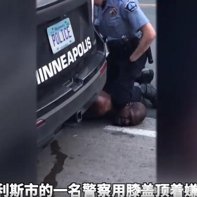 美国黑人男子遭白人警察跪压致死_腾讯新闻