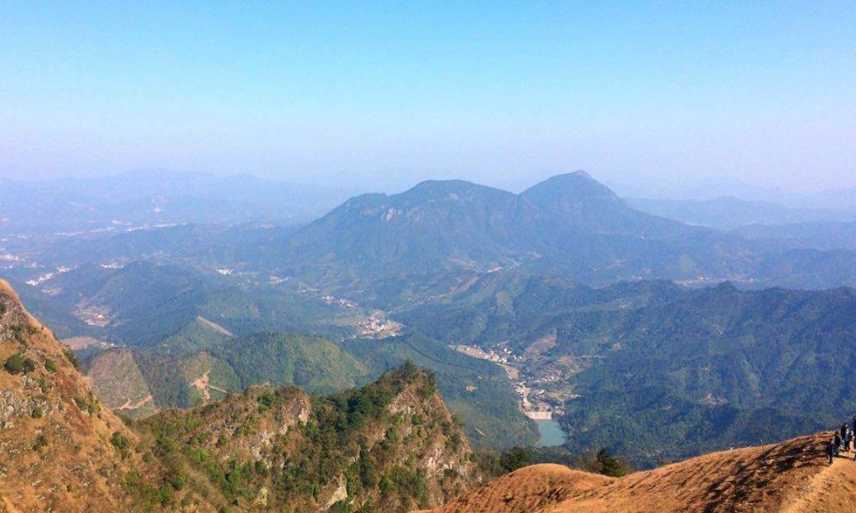 梧州火山纪游夕焰曾闻出此间百越奇景传佳话