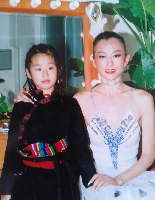 61岁杨丽萍另选接班人,是对21岁小彩旗失望,还是另有