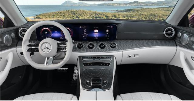 后部的变化很少,后视镜改变了内部结构,外壳没变,车漆提供四个新的