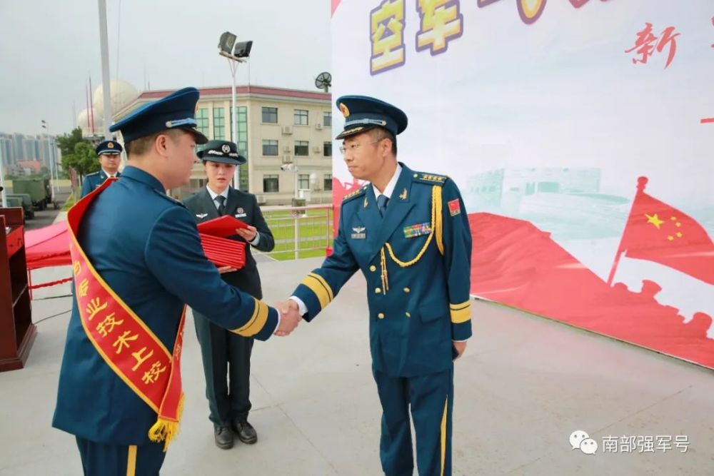 南部战区空军某训练基地举行晋衔仪式 63名晋衔官兵披上红色绶带 在