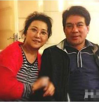 1988年朱时茂带一帮朋友回家,妻子只做了拍黄瓜,炸花生却被称赞