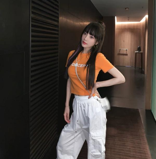 李小璐也跟风挂耳染?丸子头小蛮腰少女感十足,真不像