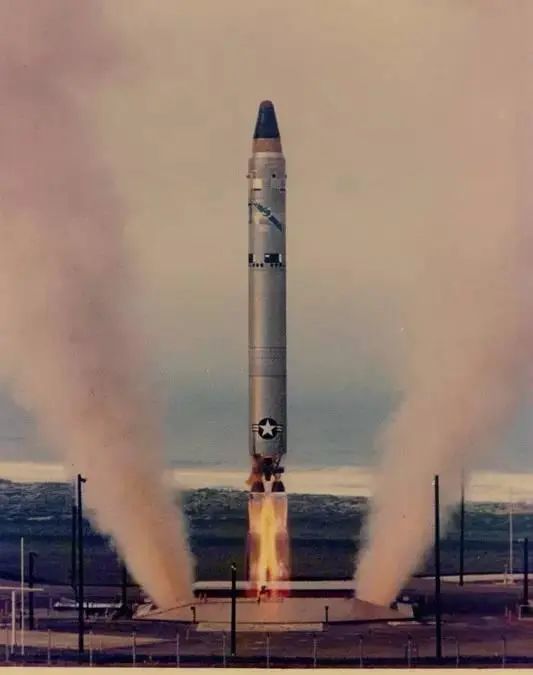 踢馆:俄军撒旦洲际导弹发射时为何会甩出一个大圆桶?