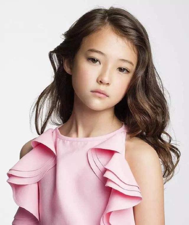 韩国混血童模10岁就登vogue封面,穿吊带炫腹,11岁成熟