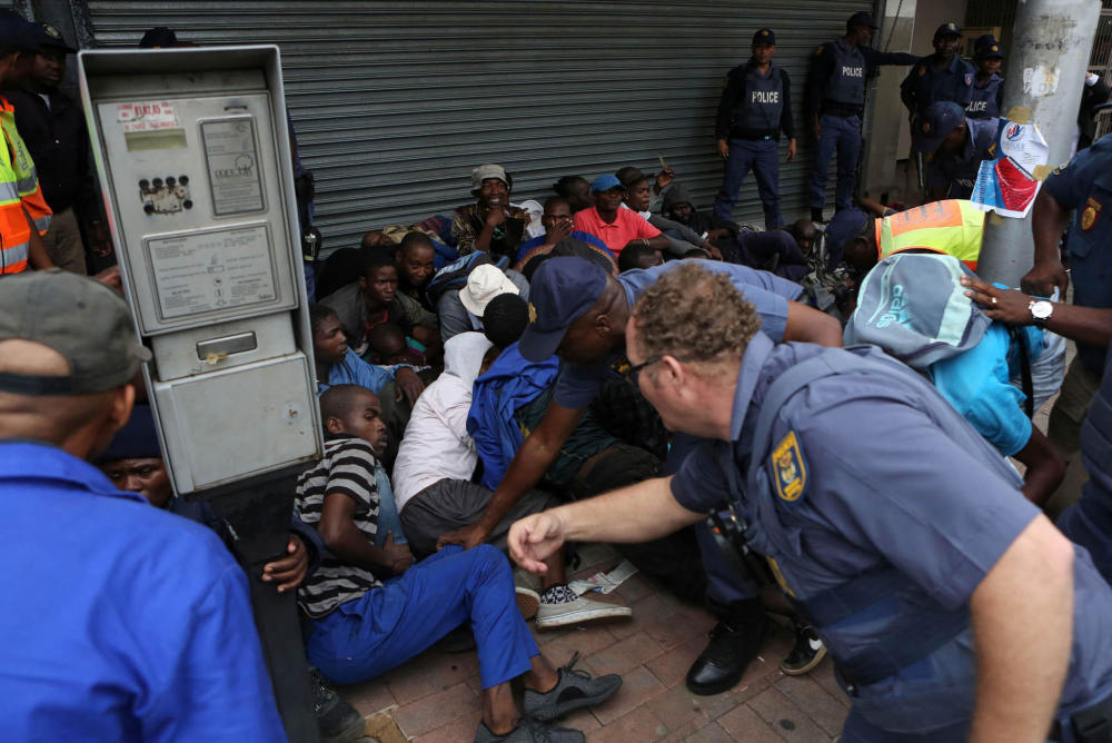 南非反移民示威者持大刀游行 现场混乱_图片频