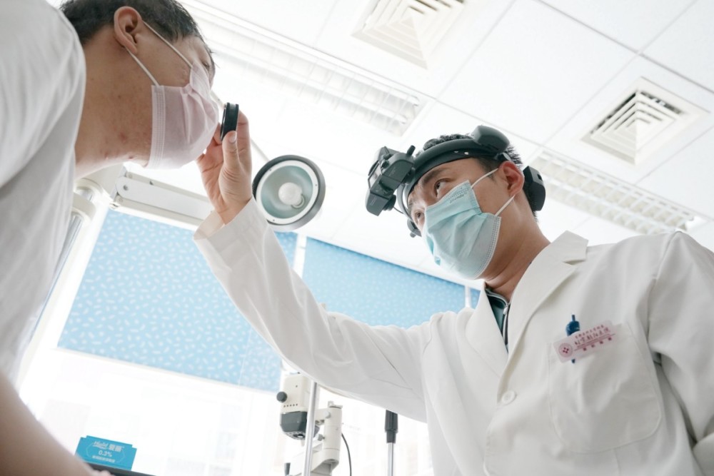 陶勇出门诊，再遇为他挡刀的患者家属