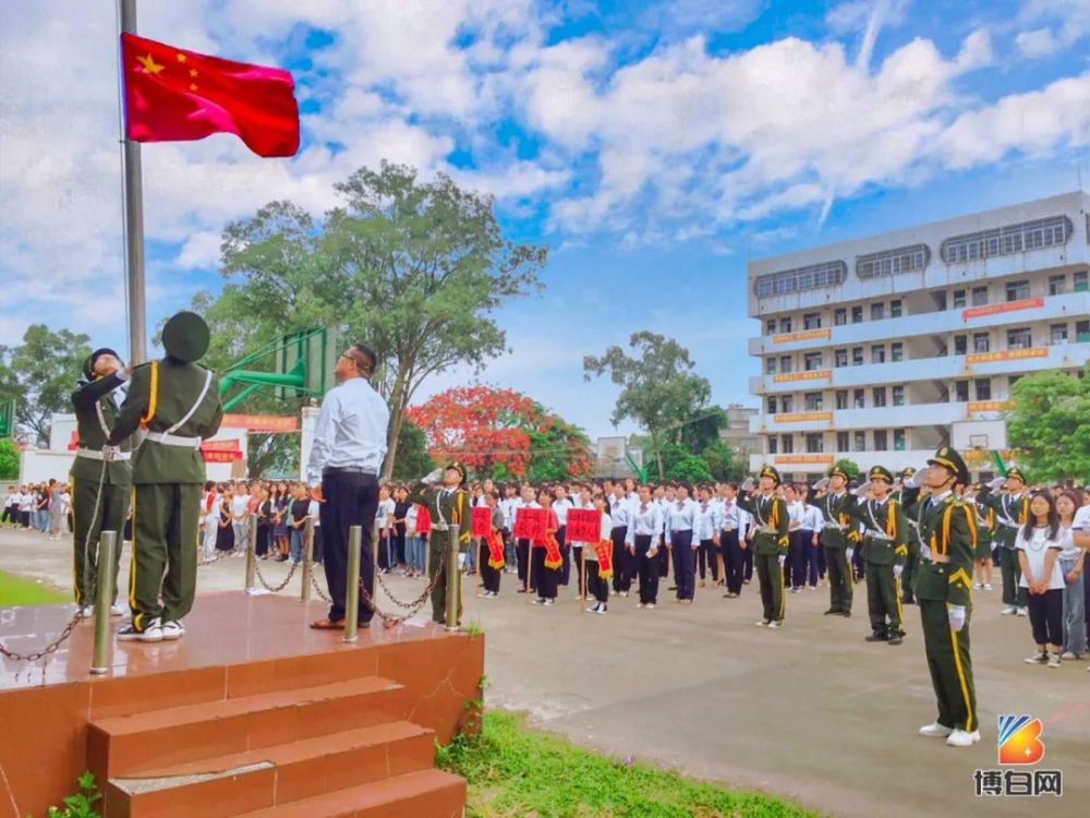 博白县龙潭中学校园内的七棵凤凰树, 竟然有六棵开满了火红的凤凰花