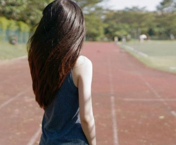 1.选择这个女孩背影的你:在别人的眼中你是一个非常成祆的人!