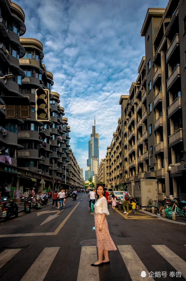 南京西桥显得耀眼而温馨,使得此处成为了一条小有名气的"网红路"