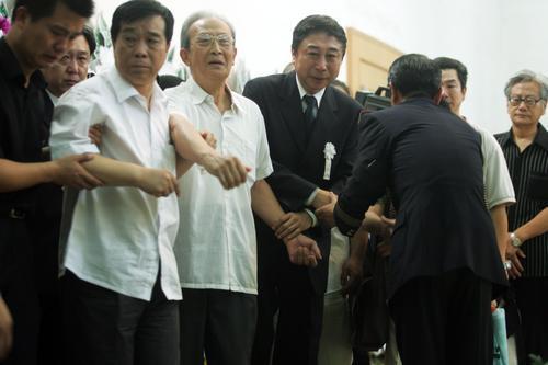 侯耀文病逝遗产被伯父侯耀华霸占候瓒为何不找受恩的郭德纲