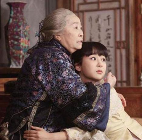 还在《大秧歌》中出演过一家之长"吴老太太",她气场十分强大