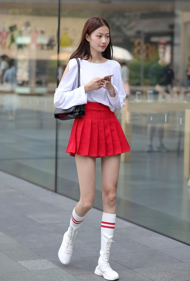 去大街上转一圈,小个子女生配短裙,太漂亮了 (来自:小林来啦365)