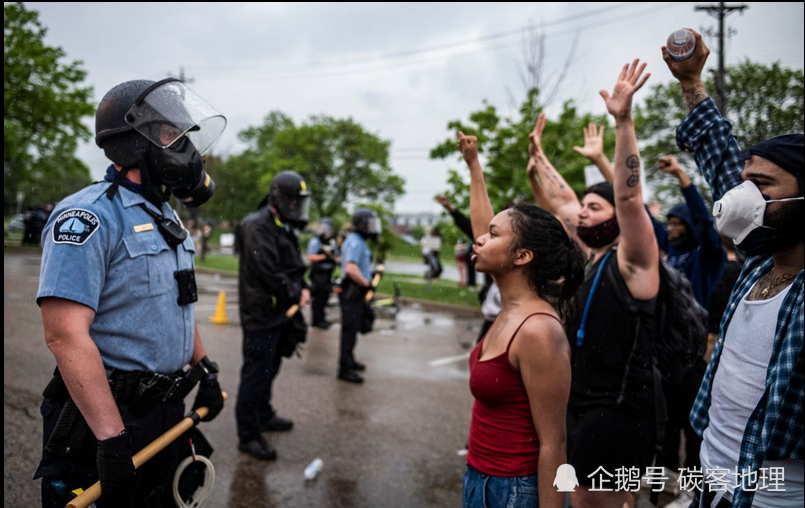 有警察称“新冠病毒没能杀光黑人，这多不幸”