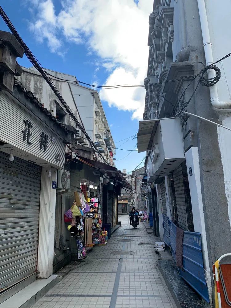 广场路小学(原市公安局和钟楼的旧址)