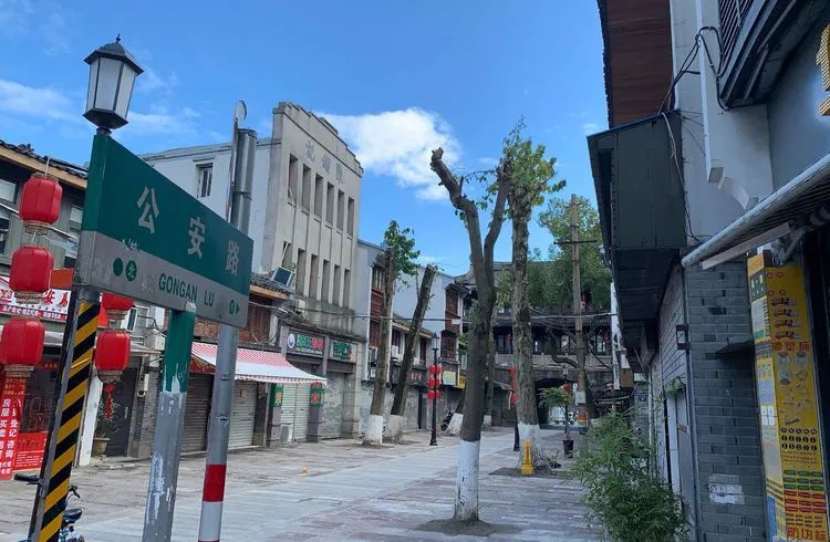 广场路小学(原市公安局和钟楼的旧址 道后一条狭窄的小巷.