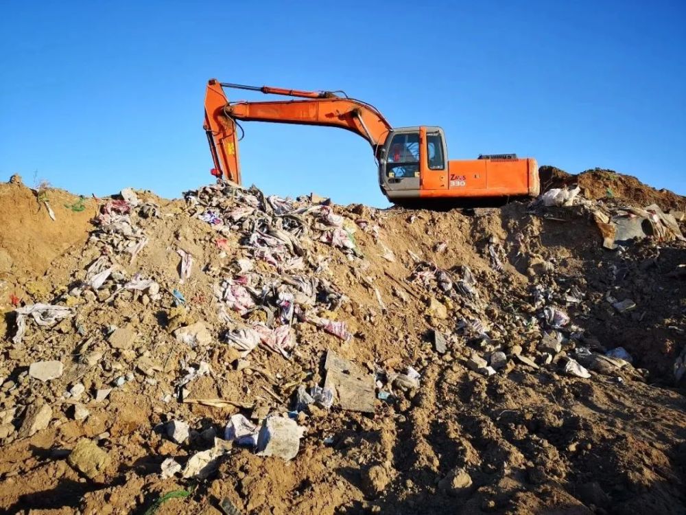 远远望去,位于渣土场西北侧的新建住宅小区,一排排住宅楼已拔地而起.