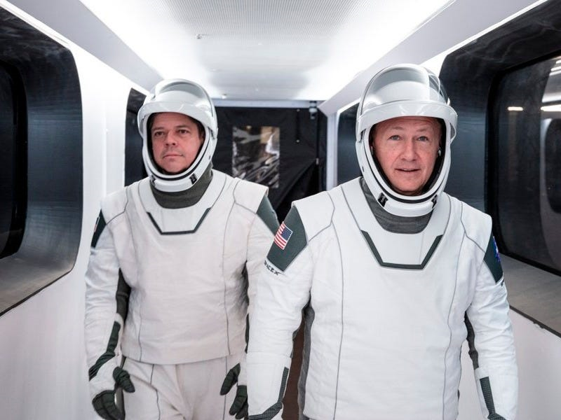 nasa宇航员鲍勃·本肯(左)和道格·赫尔利穿着spacex太空服在佛罗里达