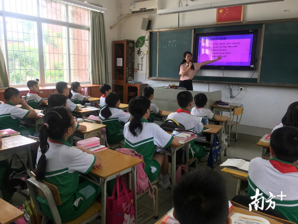 广州市荔湾区南塘大街小学课堂上摘掉口罩