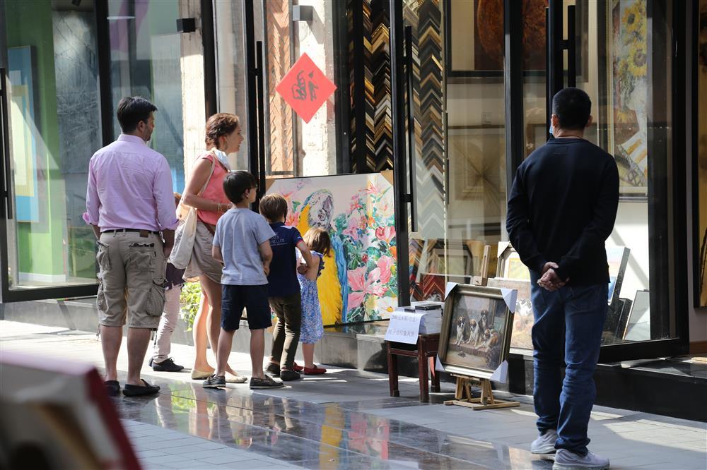 同在画家街的画家陈建华将自己的油画作品无私义卖,所得款项全部捐给