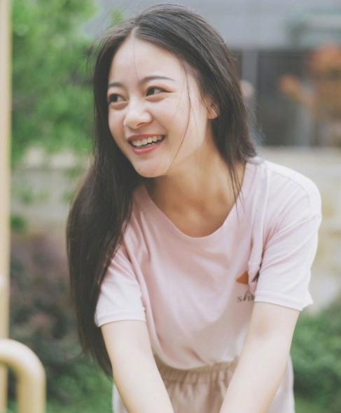 郑爽的泡面刘海“火”了，搭配珍珠泪妆，清爽又减龄！
