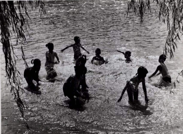 小山村的孩子偷跑去游泳70年代的游泳故事