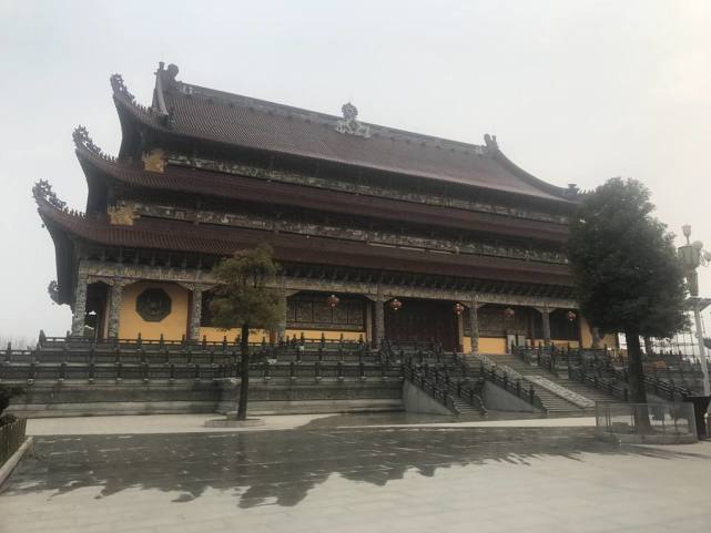 河南由一名高僧投资2亿修缮的寺庙,光山门就有31米