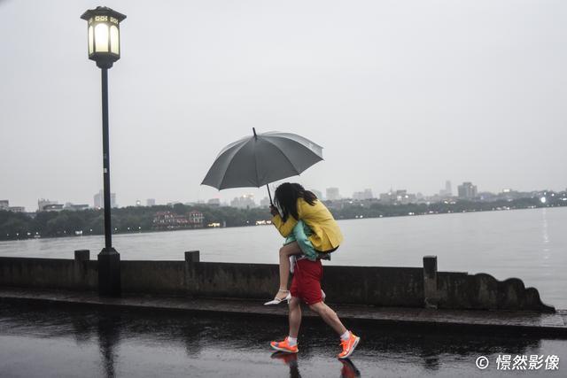 由于阴天下雨,西湖景区的游客数量较少.