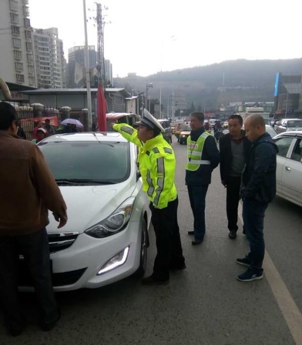 大理警方二次通报“协警违停骂人”：已将其辞退