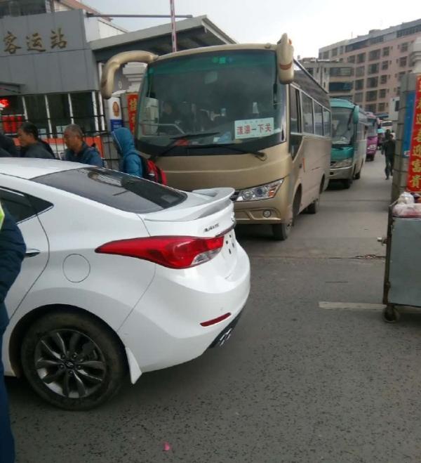大理警方二次通报“协警违停骂人”：已将其辞退