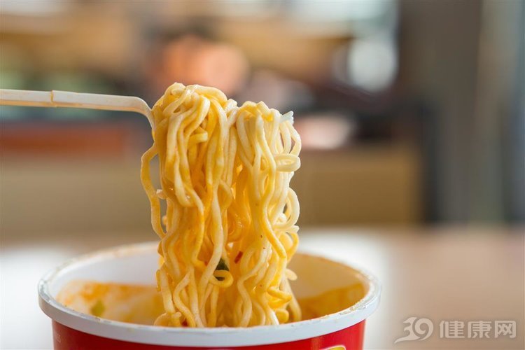 终于可以放心吃了！专家：汉堡、油条、方便面不是“垃圾食品”！