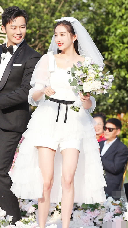 鹿晗穿婚纱图片