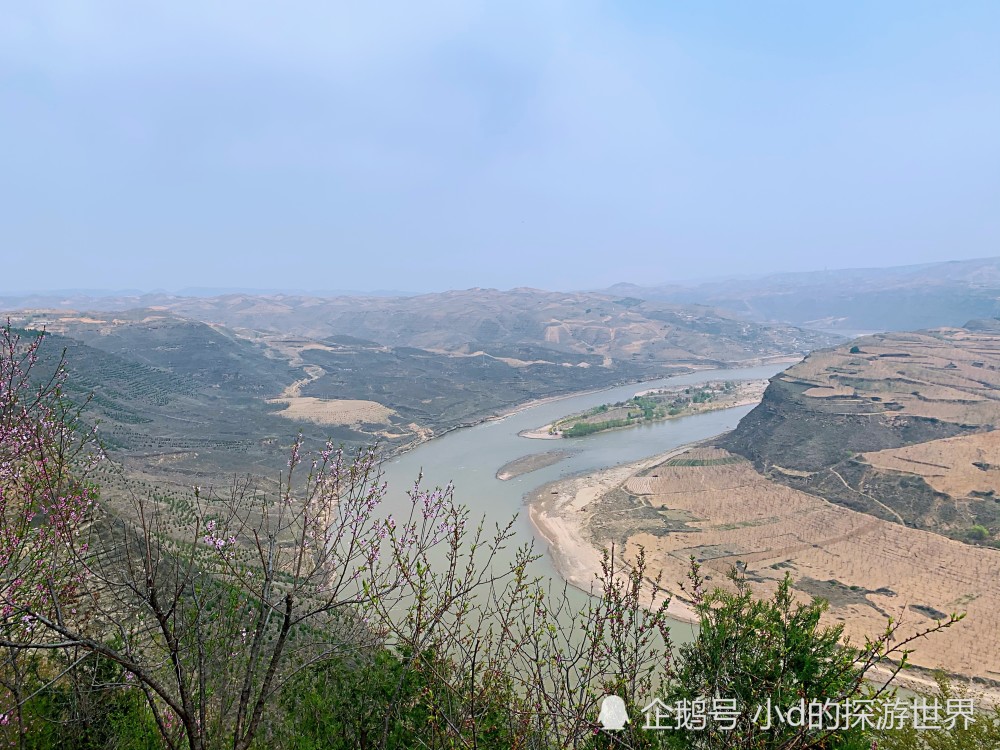 乾坤湾的形成大家都很容易理解,它是典型的河曲地貌,一般来说,这种