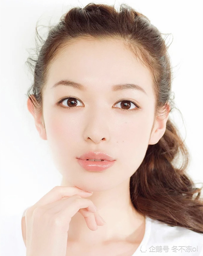 时尚的妆容轻松几步就搞定！让你的每次出行都不再耗时费心