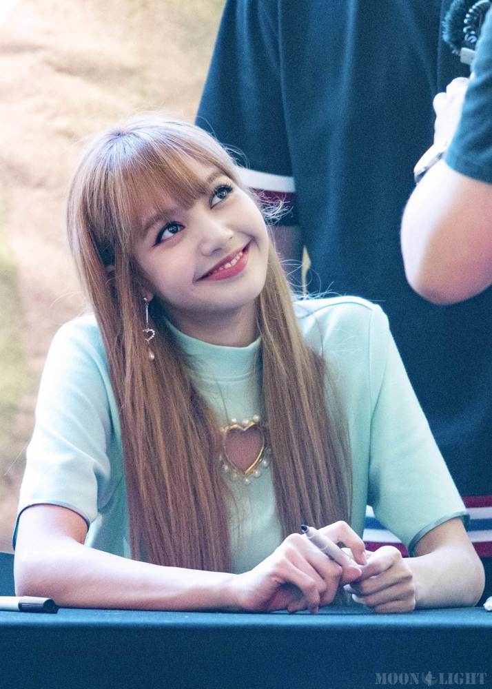 人间芭比lisa高清头像壁纸