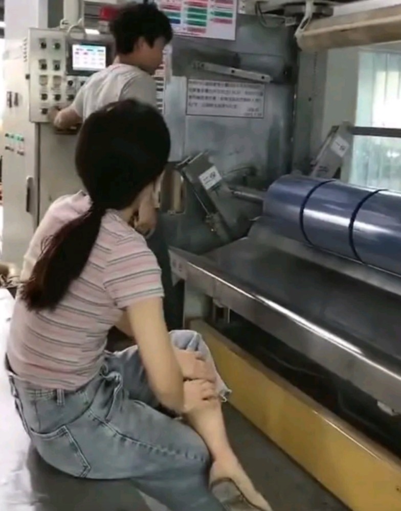 工厂小伙带徒弟"欣喜若狂,女徒弟"懒散"惹怒小伙"烂泥扶不上墙"