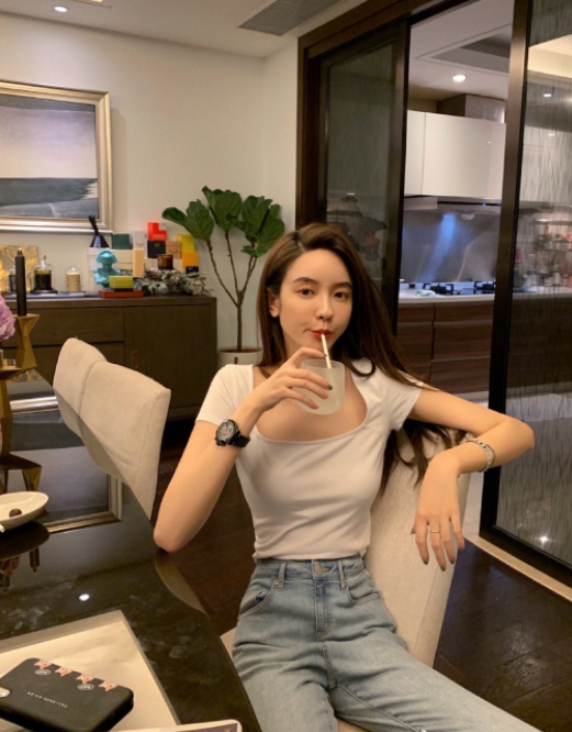 张大奕事件后首发动态,衣着宽松逛潮牌,网友:老板娘
