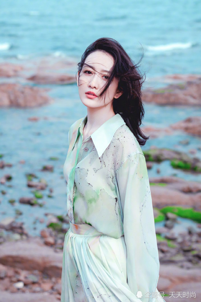 明星王鸥释出一组海边私服look风尚美照,浅色系搭配