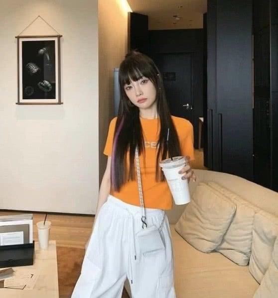 李小璐又换新发型，穿小号T恤越活越年轻，“网红”做得有滋有味