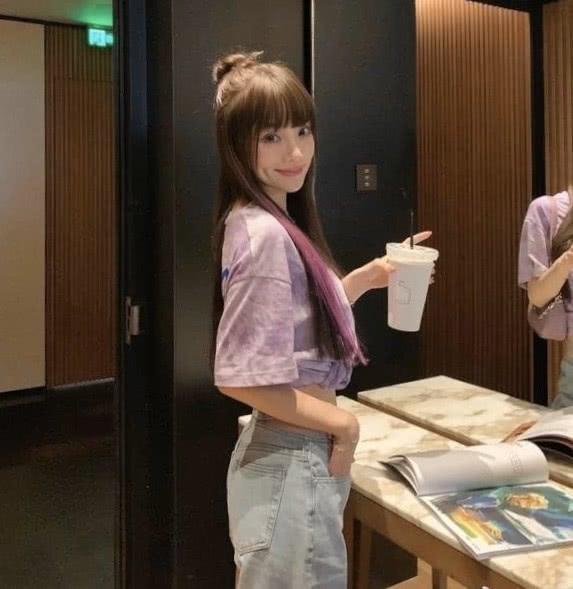 李小璐又换新发型，穿小号T恤越活越年轻，“网红”做得有滋有味