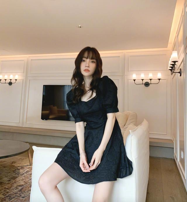 李小璐又换新发型，穿小号T恤越活越年轻，“网红”做得有滋有味