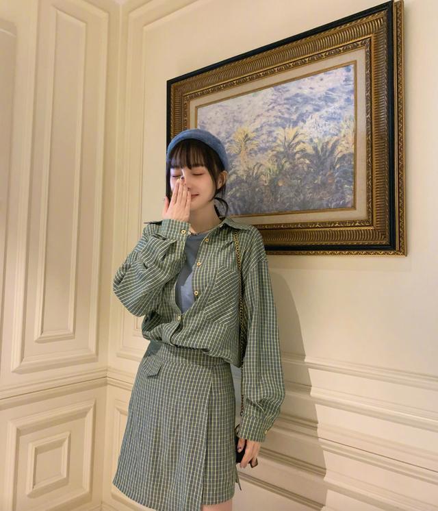 李小璐又换新发型，穿小号T恤越活越年轻，“网红”做得有滋有味