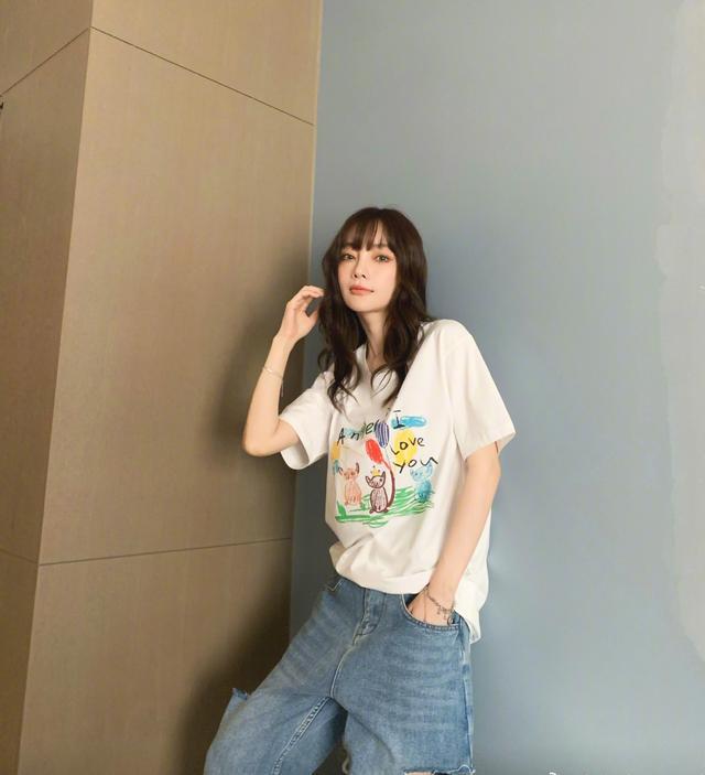 李小璐又换新发型，穿小号T恤越活越年轻，“网红”做得有滋有味