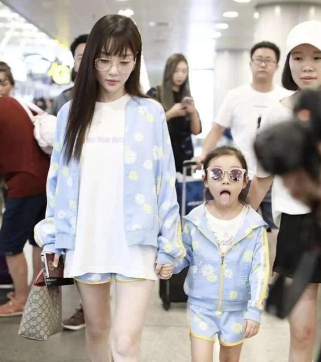 李小璐又换新发型，穿小号T恤越活越年轻，“网红”做得有滋有味