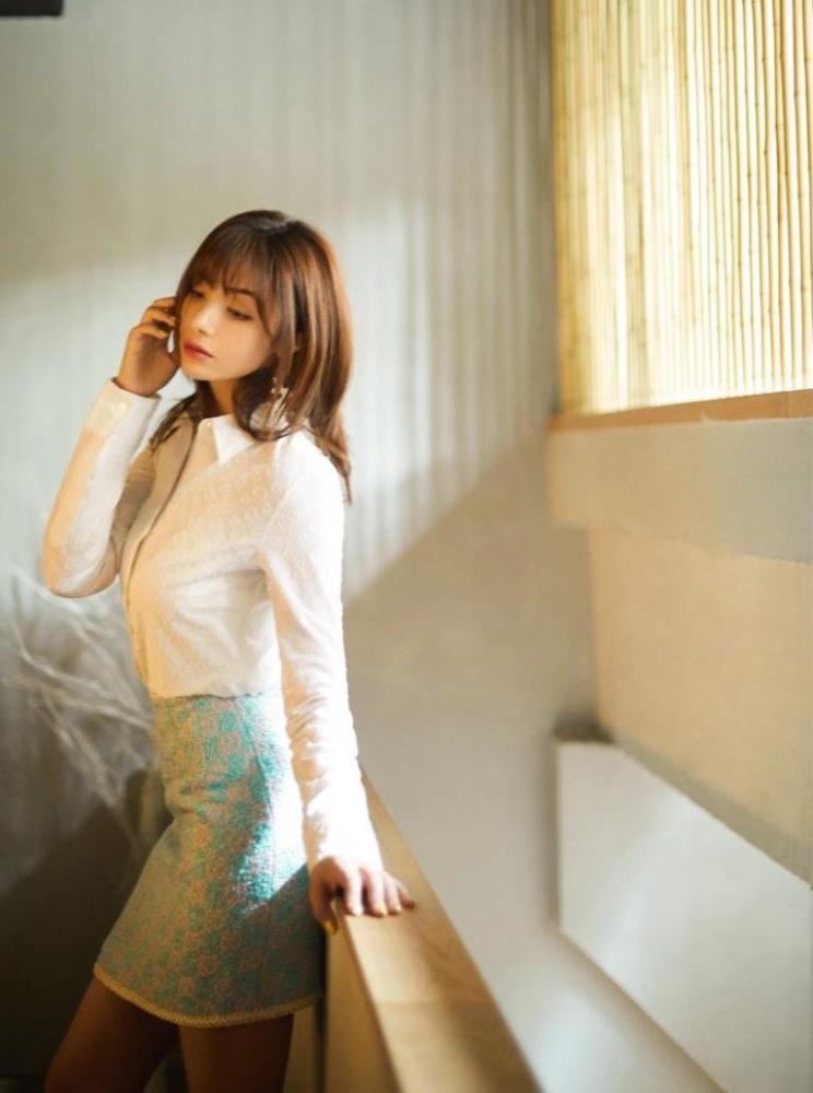 婆婆婚前就送房，新疆美人麦迪娜果然不一般，有颜会穿时尚感满满