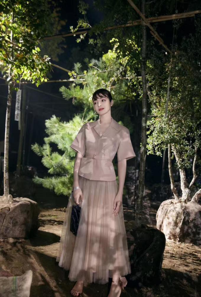 婆婆婚前就送房，新疆美人麦迪娜果然不一般，有颜会穿时尚感满满