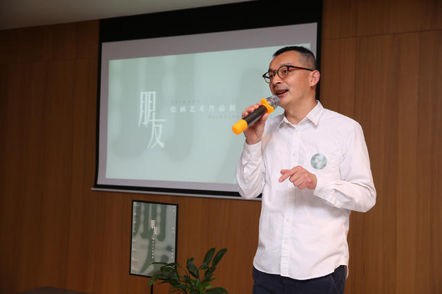 艺术家肖杭奇点书集创始人:周力明画展就在奇点书集三楼的一侧,面积不