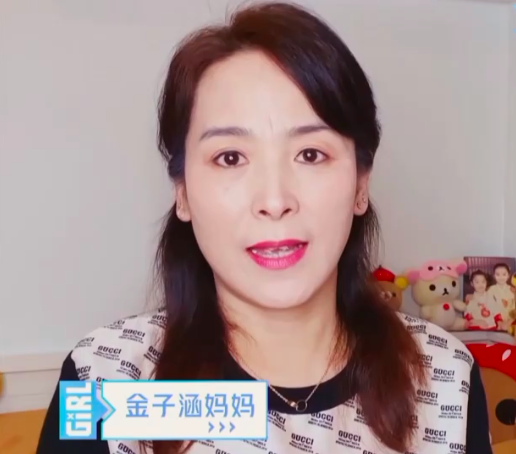 许佳琪的家境要好上许多,家里的装修偏现代化,许妈妈录制视频时的光线