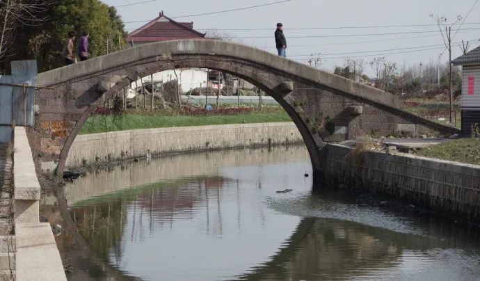 桥 松江区车墩镇华阳桥东门村坐落着两座元代石桥:西杨家桥和东杨家桥