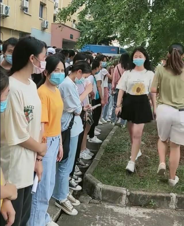 这个工厂美女如云:打工仔都去哪里了,这种厂你不进,还